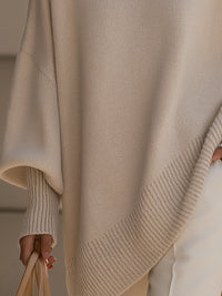 Detail van de geribbelde zoom, wijde mouw en manchet van de beige poncho 4