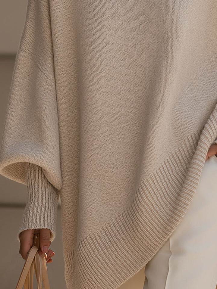 Detail van de geribbelde zoom, wijde mouw en manchet van de beige poncho 4