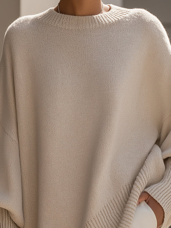 Close-up van de beige tricotsteek en de geribbelde ronde hals aan de voorkant 3