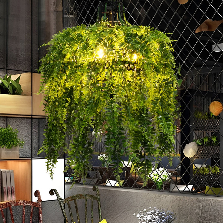 Verlichte kroonluchter met dicht groen varenblad, hangend voor een zwart rasterwerk naast open houten kasten met planten 7