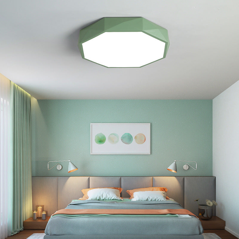 Groene achthoekige plafondlamp boven een bed in een slaapkamer met groenblauwe muur 20
