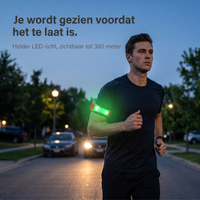 Hardloper in het donker op straat draagt de armband om zijn bovenarm met groen licht 2