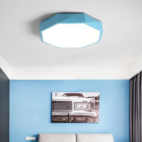 Blauwe achthoekige plafondlamp in een slaapkamer met blauwe muur en zwart-wit schilderij 3