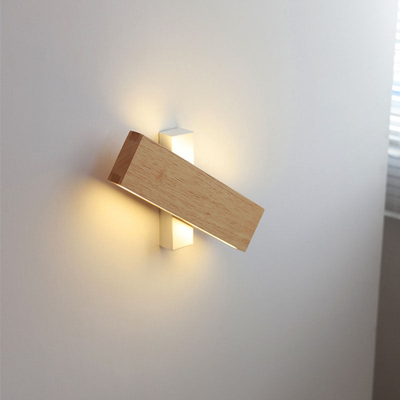 Houten lamp met witte steun dwars gedraaid in kruisvorm, met licht dat boven en onder de steun schijnt. 9