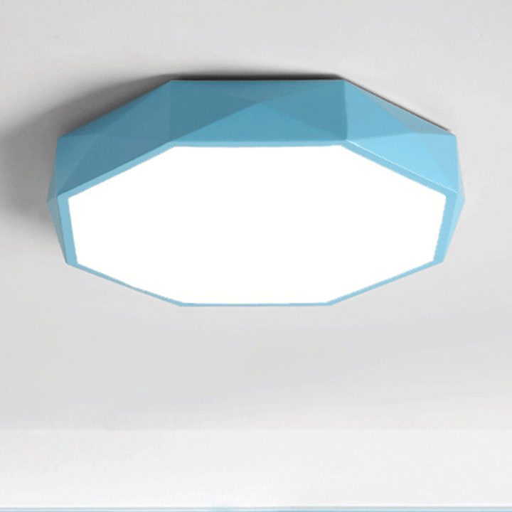 Blauwe achthoekige plafondlamp van dichtbij, met de driehoekige facetten aan de zijkant goed zichtbaar 5