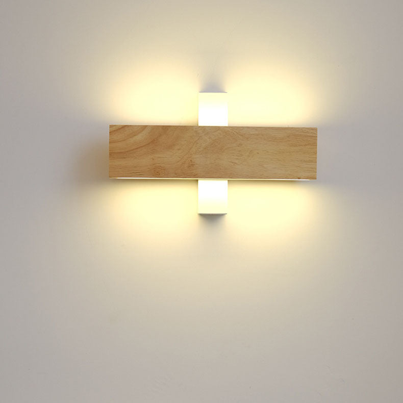 Horizontaal gedraaide houten lamp met witte steun die in een kruisvorm warm licht boven en onder uitstraalt. 12