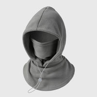 Grijze fleece bivakmuts met capuchon, gezichtsbedekking en dun trekkoord, schuin van voren op lichte achtergrond 6