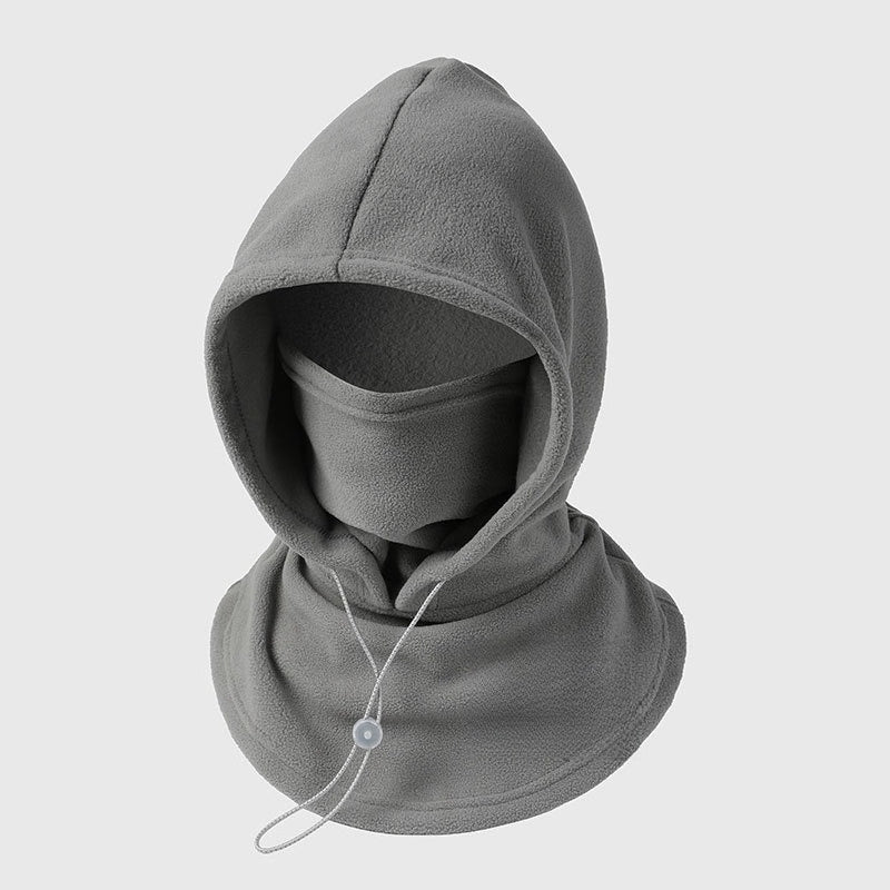 Grijze fleece bivakmuts met capuchon, gezichtsbedekking en dun trekkoord, schuin van voren op lichte achtergrond 6