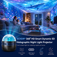 Moeder en kind op de bank onder een plafond en muren vol geprojecteerde walvissen en vissen, met de projector linksonder. 7