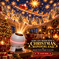 Witte bolvormige projector op een houten tafel projecteert een kerstdorp met de kerstman op slee over het plafond van een versierde woonkamer. 1