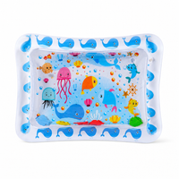 Rechthoekige waterspeelmat met een witte rand vol blauwe walvisjes en een transparant middenvlak met kwallen, vissen en drijvende figuurtjes. 8