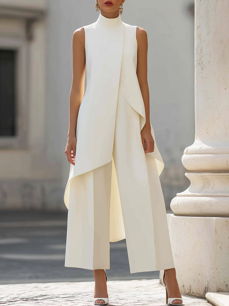 Crèmekleurige set met asymmetrische mouwloze top en wijde broek, vooraanzicht op een model naast een witte zuil. 3