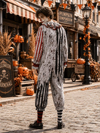 Achterkant van het clownspak aan een model dat over zijn schouder kijkt, met spatprint, zwarte strepen en gerafelde punten onderaan de rug. 3