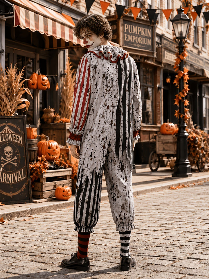 Achterkant van het clownspak aan een model dat over zijn schouder kijkt, met spatprint, zwarte strepen en gerafelde punten onderaan de rug. 3