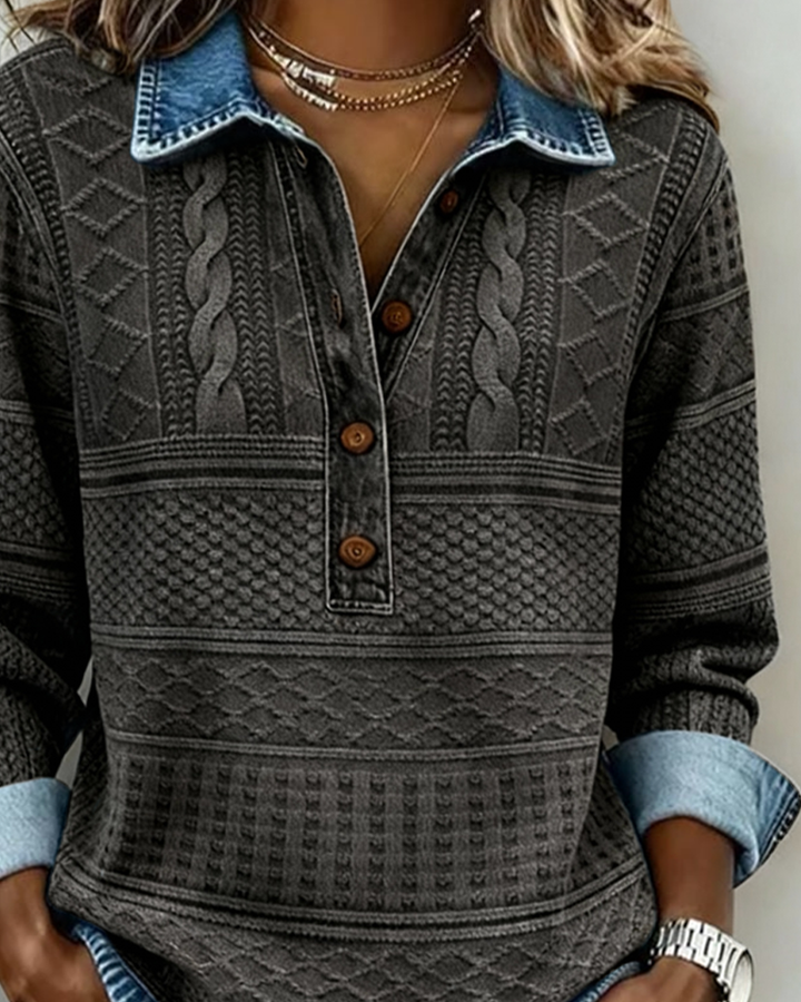 Close-up van de grijze sweatshirt met denim kraag, gevlochten kabelpatroon, knoopsluiting en omgeslagen denim manchetten. 6