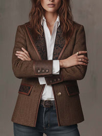 Model met over elkaar geslagen armen toont de blazer van voren, met gestreepte manchetten en knopen 2