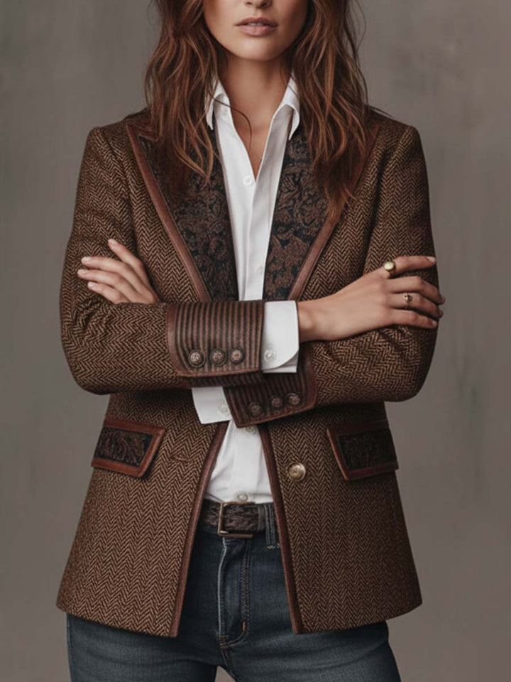 Model met over elkaar geslagen armen toont de blazer van voren, met gestreepte manchetten en knopen 2
