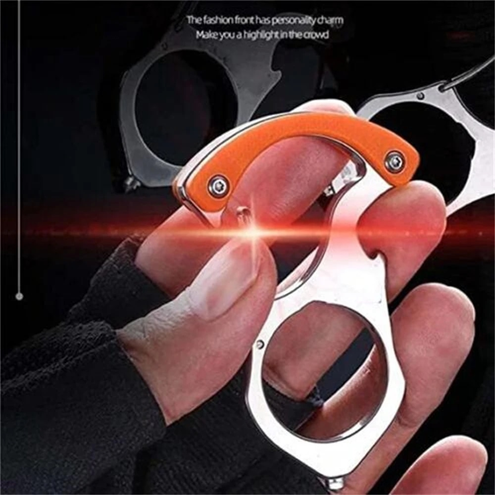 Hand houdt de zilverkleurige stalen karabijnhaak met oranje handvat tussen de vingers, tegen een donkere achtergrond met rode lichtstreep. 1