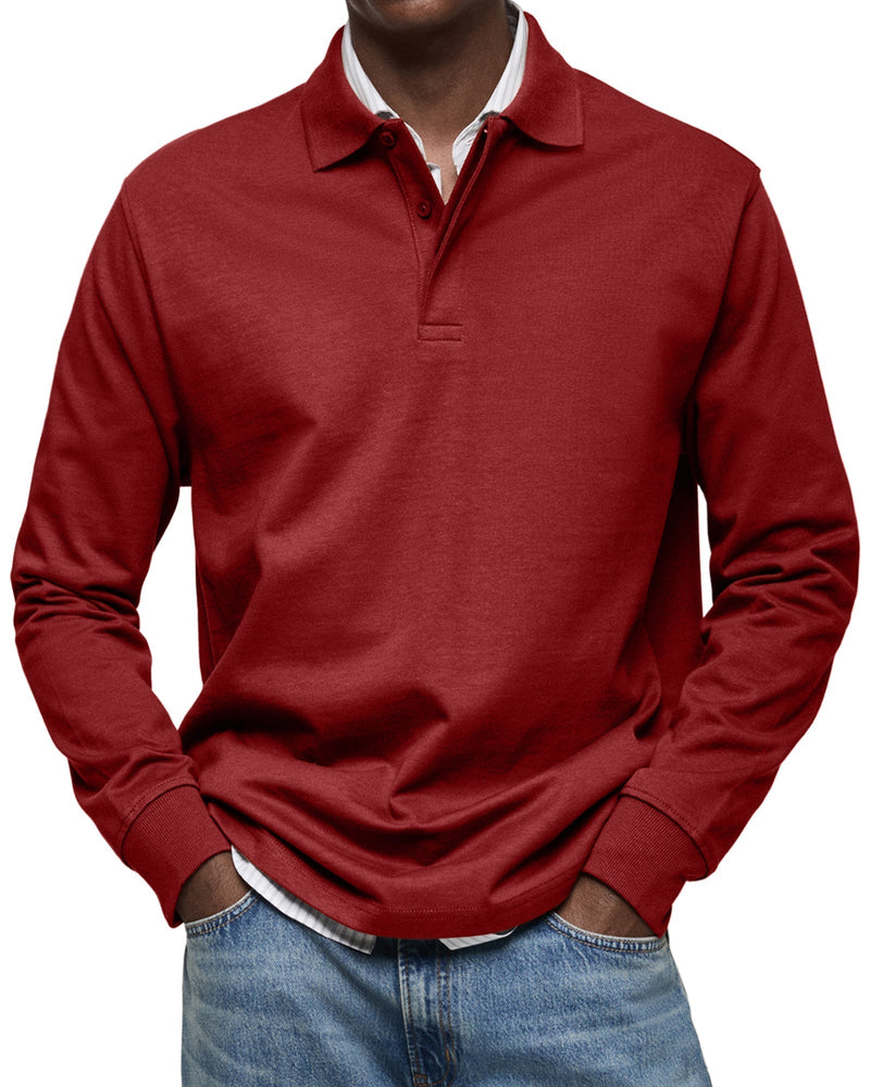 Man draagt het poloshirt met lange mouwen in rood, over een gestreept overhemd en met een lichtblauwe spijkerbroek. 11