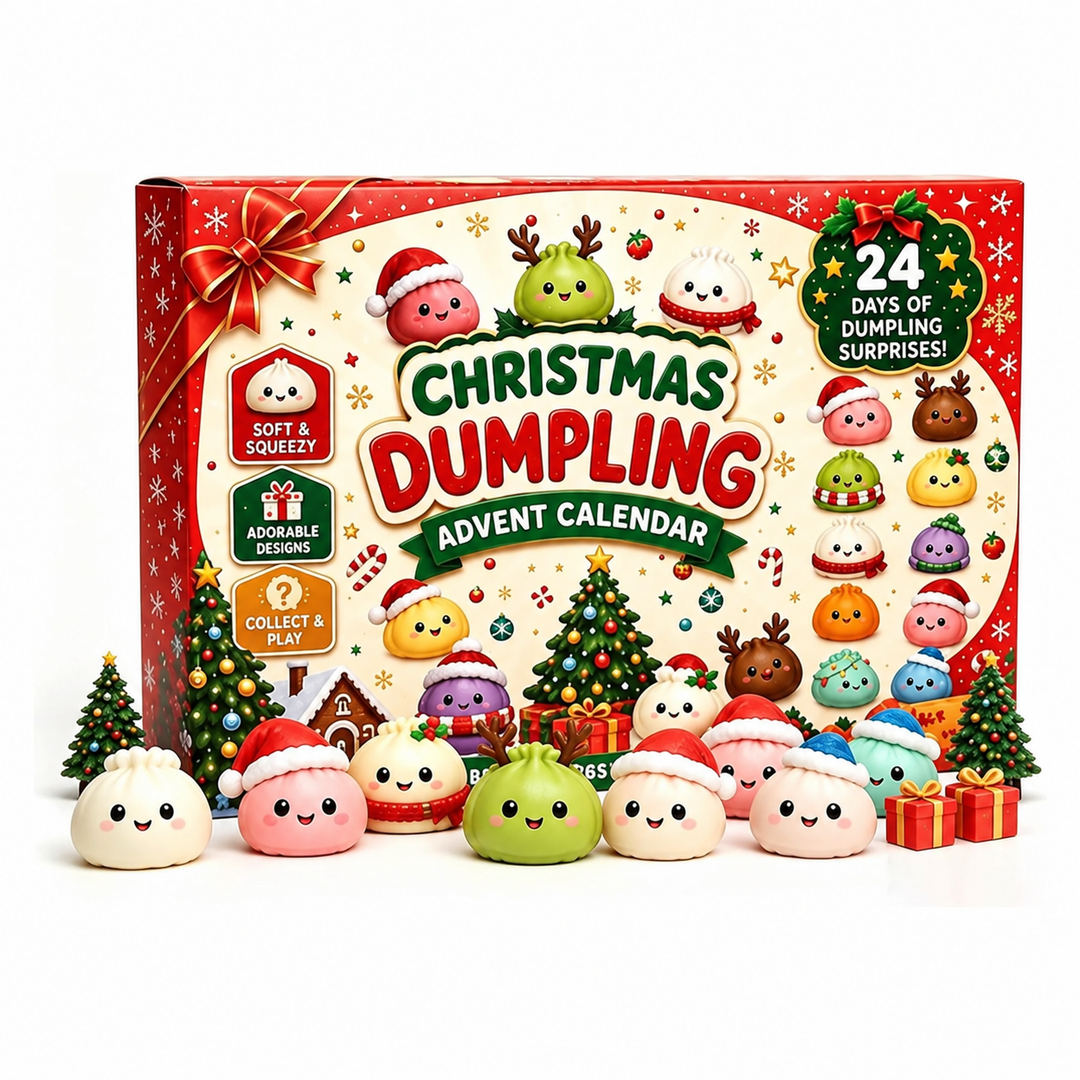Voorkant van de rode adventskalenderdoos met zeven zachte figuurtjes en kleine kerstbomen op een witte achtergrond 5