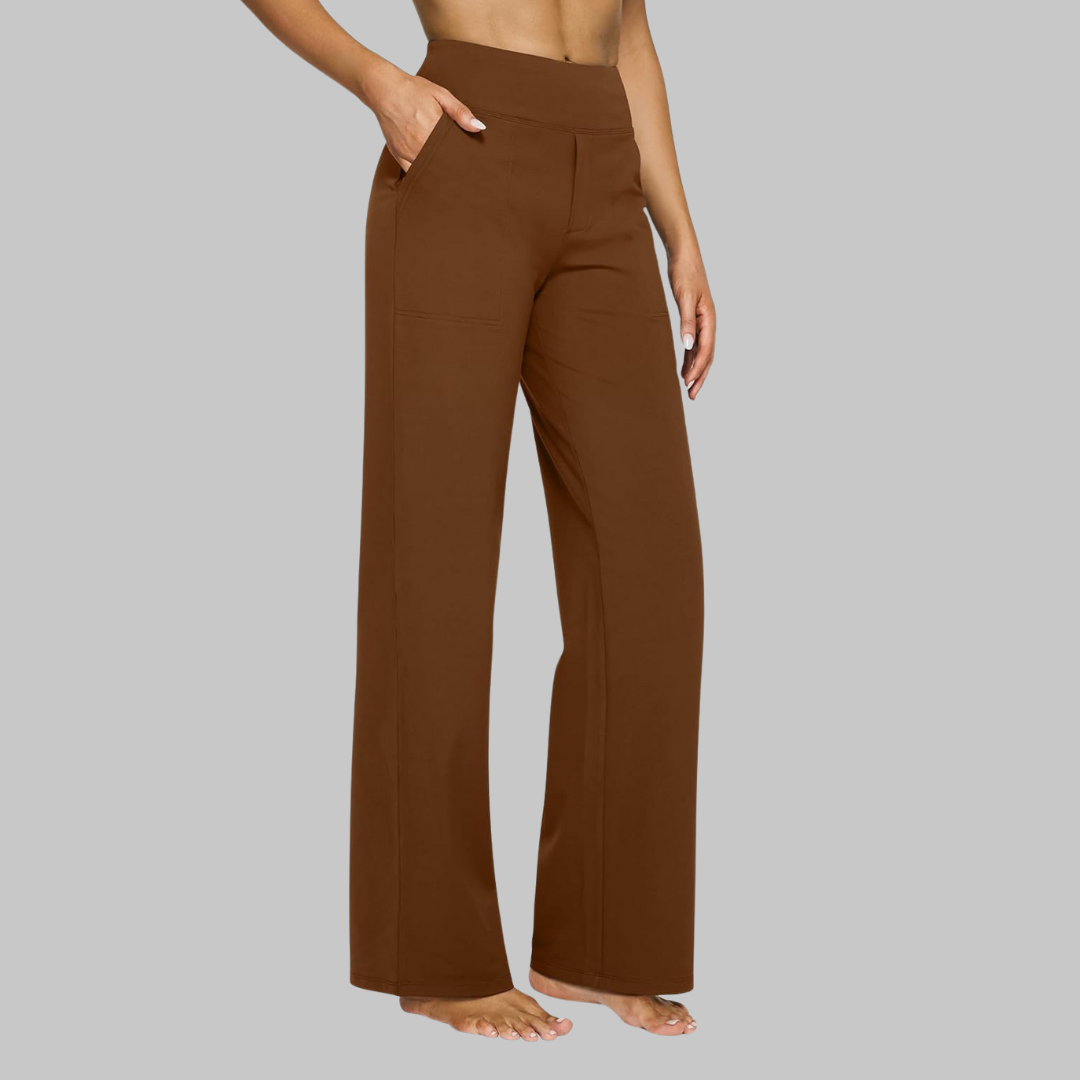 Model in warmbruine broek met hoge taille en rechte pijpen, zijaanzicht met hand in de zijzak. 13