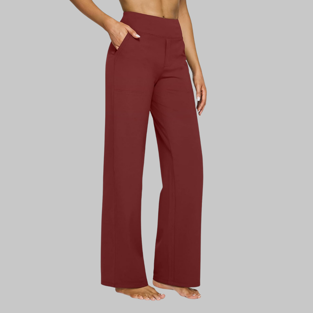 Model in donkerrode broek met hoge taille en rechte pijpen, zijaanzicht met hand in de zijzak. 11