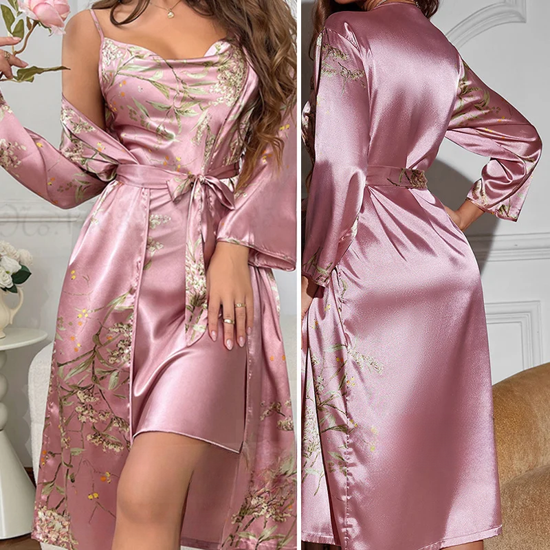 Tweedelige satijnen nachtjapon & kimono  met bloemenprint – Noelle