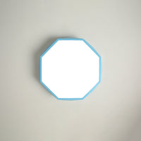 Blauwe achthoekige plafondlamp van onderaf gezien, met het lichte witte lichtvlak in het midden 6