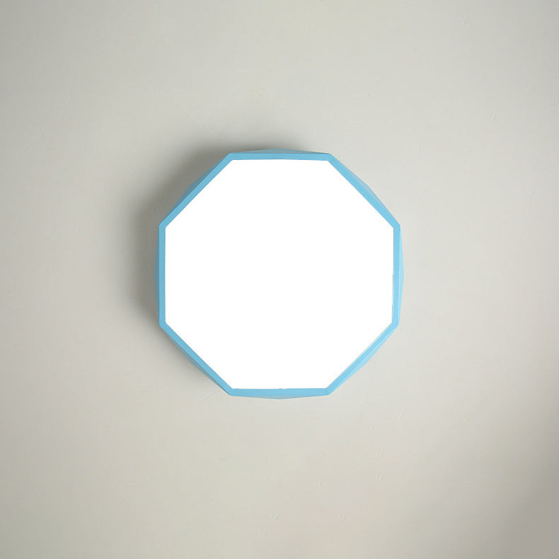 Blauwe achthoekige plafondlamp van onderaf gezien, met het lichte witte lichtvlak in het midden 6