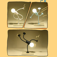 Drie lichtgevende lampjes in een stripachtig kader: wit, lichtblauw en zwart, elk in een andere dynamische pose op een glazen plaatje. 1