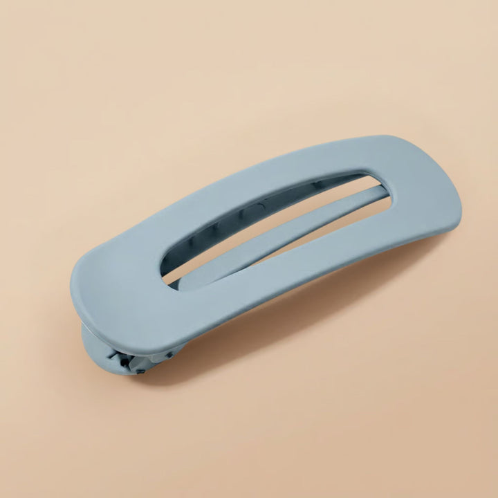 Matte lichtblauwe haarclip schuin van opzij, met zichtbare scharnier en tandjes aan de binnenkant 10