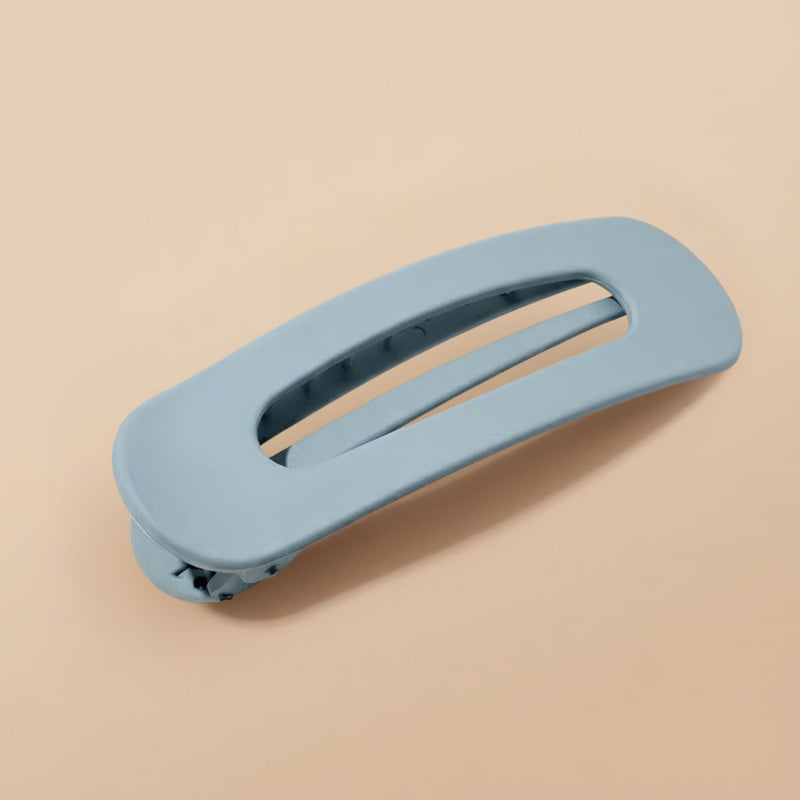 Matte lichtblauwe haarclip schuin van opzij, met zichtbare scharnier en tandjes aan de binnenkant 10