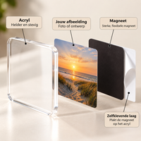 Opengewerkte opbouw van een magneet: helder acryl, een strandfoto, een zwarte magneet en een plaklaag 3
