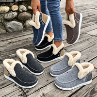 Vijf kleurvarianten van de instapsneakers met pluchen rand op een houten vlonder: blauw, bruin, zwart, donkergrijs en lichtgrijs. 6