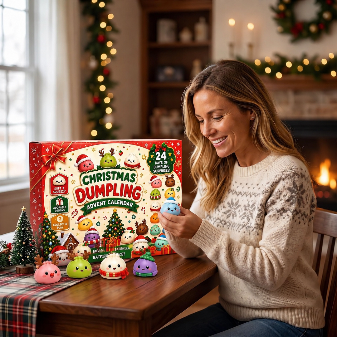 Lachende vrouw in een trui bekijkt een blauw figuurtje bij de doos op een kersttafel 7