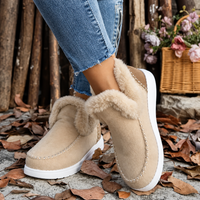 Beige instapsneakers met pluchen rand en witte zool, gedragen met spijkerbroek, voor- en zijaanzicht tussen herfstbladeren. 9