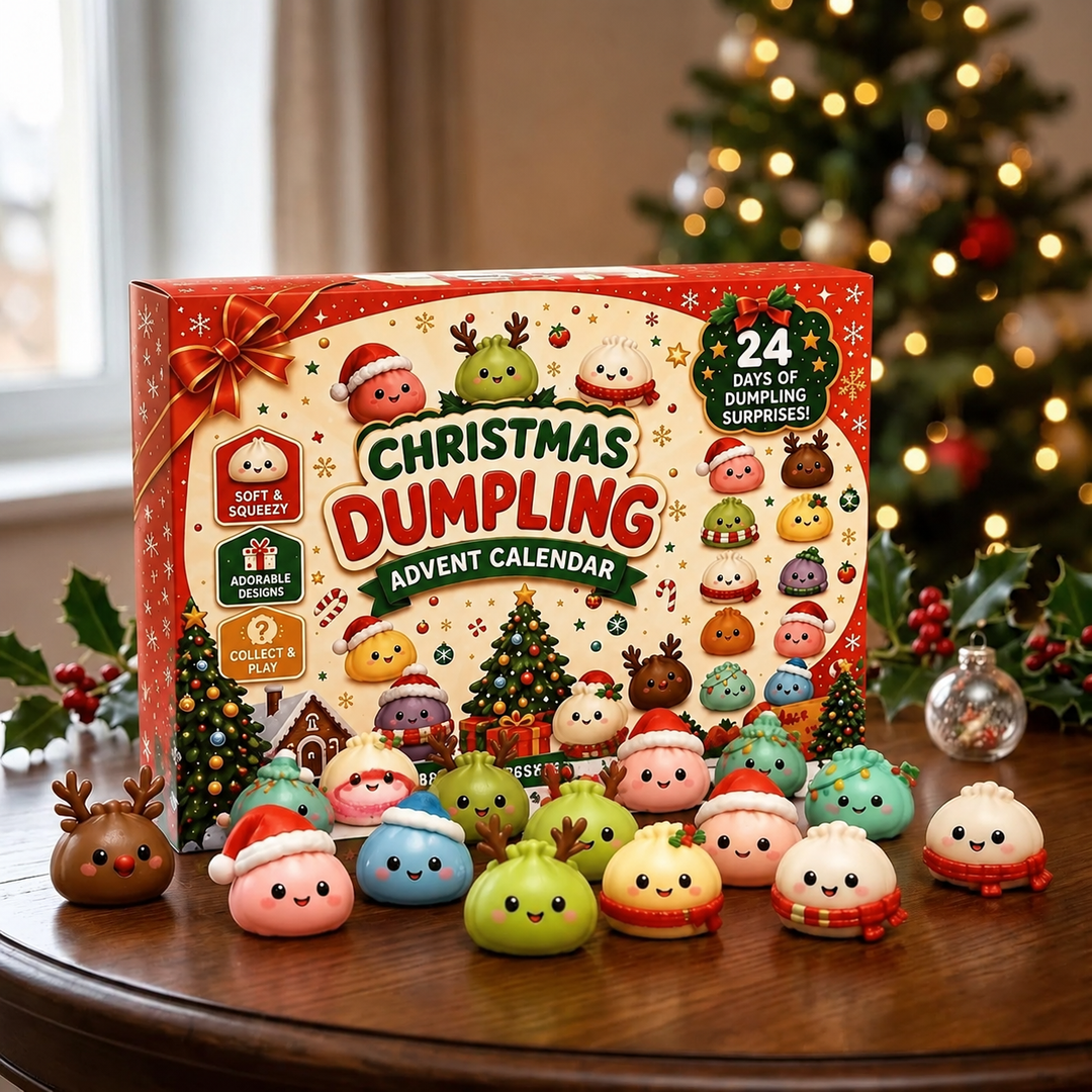 Rode adventskalenderdoos op een houten tafel met zachte dumplingfiguurtjes ervoor en een kerstboom erachter 1