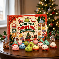 Rode adventskalenderdoos op een houten tafel met zachte dumplingfiguurtjes ervoor en een kerstboom erachter 1