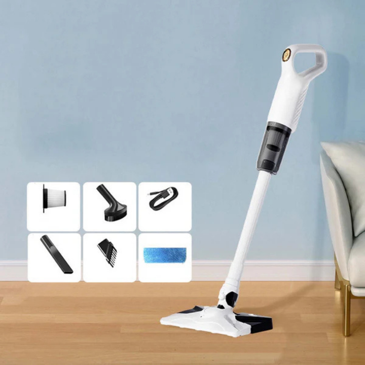 Staande witte stofzuiger op een houten vloer met zes accessoires ernaast: filter, borstels, spleetmond, oplaadkabel en blauwe dweildoek. 5