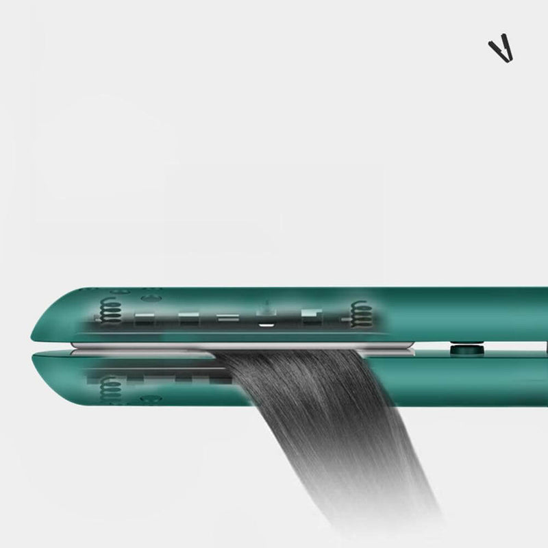 Doorsnede van de groene stijltang met zichtbare veren en binnenwerk, terwijl een lok donker haar tussen de platen wordt gestreken. 3