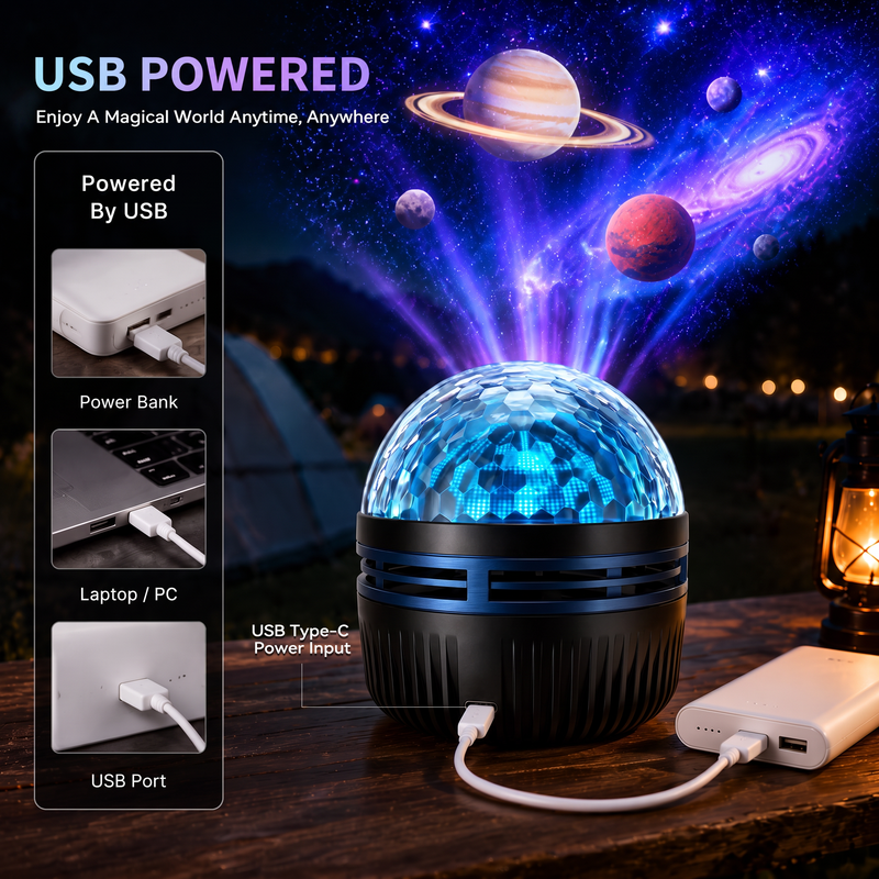 Zwarte koepelprojector met USB-C-aansluiting, gevoed door een powerbank op een houten tafel, met planeten geprojecteerd tegen de nachthemel. 4