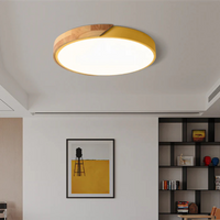 Ronde plafondlamp met gele rand en houten deel in een woonkamer met open boekenkast 4