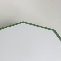 Detail van de groene rand van het witte lichtvlak in een hoek van de lamp 19