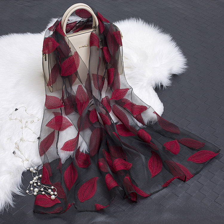 Trendiger Damen-Seidenschal mit Blumenmuster und ausgestanzten Designs – Fiora (1+1 GRATIS)