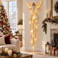 Gloeiende engel met slierten sterren aan de muur in een woonkamer met kerstboom, open haard en cadeaus. 3