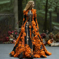 Model in zwarte maxi-jurk met lange mouwen, skeletprint en oranje 3D-bloemen, staand in een bos met pompoenen en kaarsen. 1