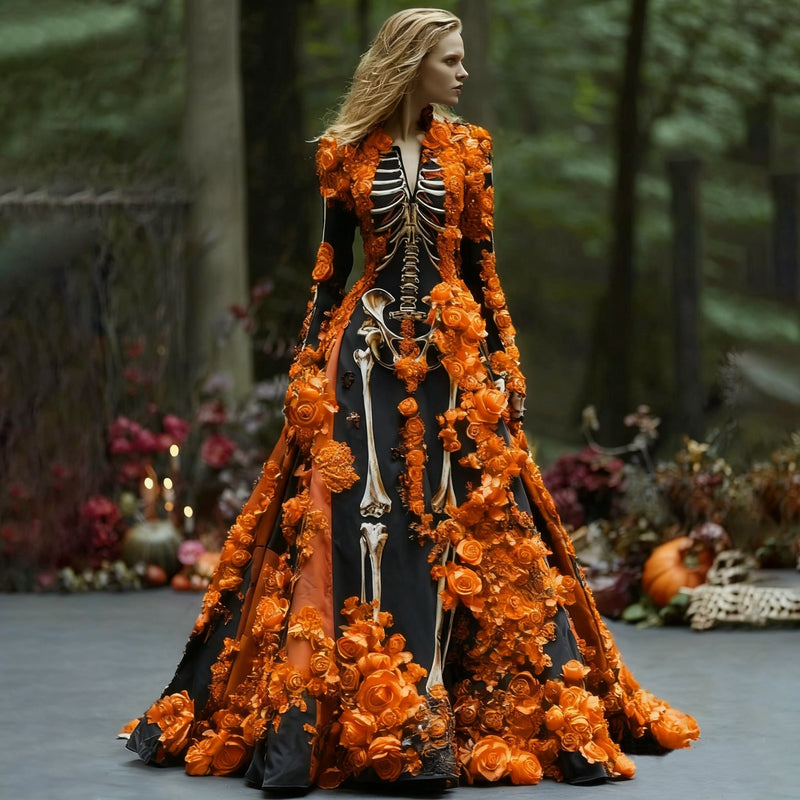 Model in zwarte maxi-jurk met lange mouwen, skeletprint en oranje 3D-bloemen, staand in een bos met pompoenen en kaarsen. 1