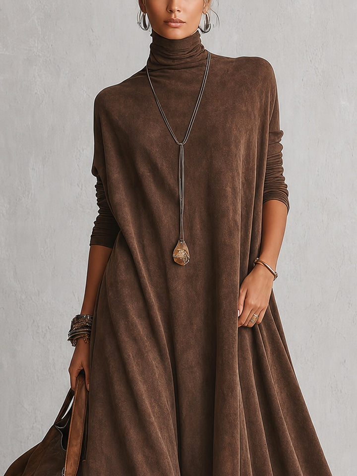 Close-up van het bovenlijf: bruine jurk met col en lange mouwen, model met lange ketting 2