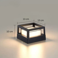 Vierkante lamp met open kubusframe en maatlijnen die 13 bij 13 cm en een hoogte van 10 cm tonen. 15