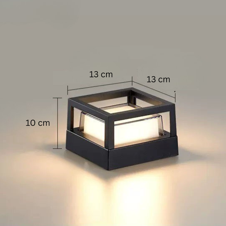 Vierkante lamp met open kubusframe en maatlijnen die 13 bij 13 cm en een hoogte van 10 cm tonen. 15
